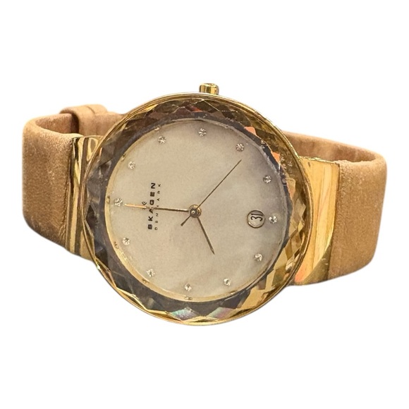 Skagen Denmark Mother of Pearl Face watch
w/crystal numbers leather band. JB5